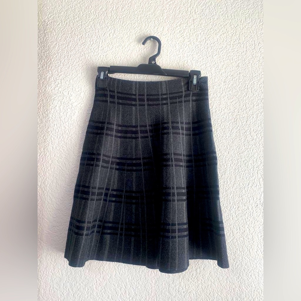 Max Studio grey and black plaid skirt  size 4-6,  Used - Excellent condition